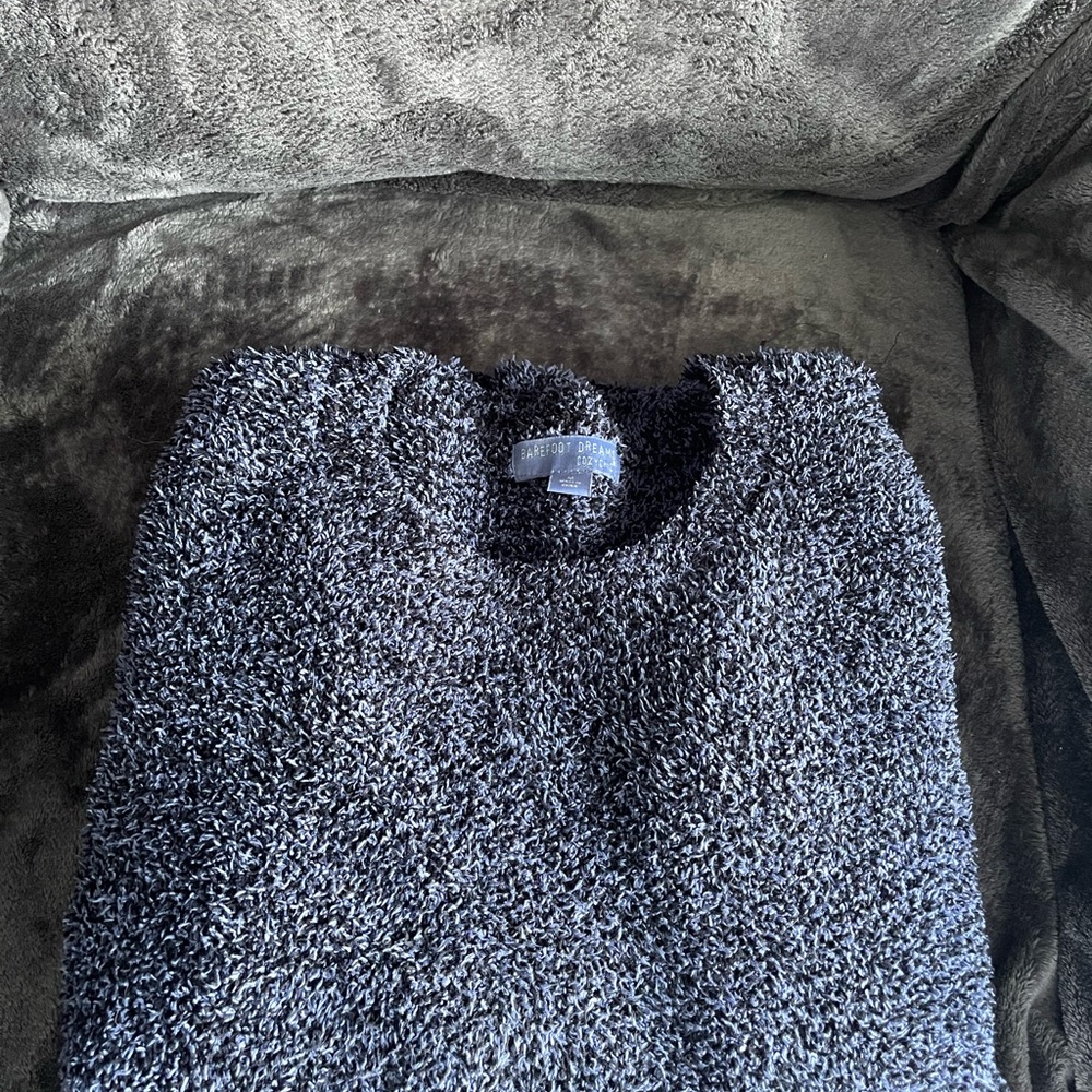 Thick, cozy and super soft barefoot dreams crewneck sweater